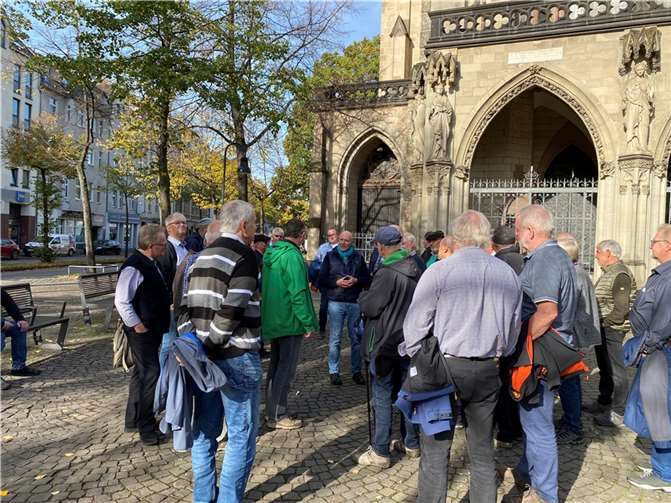 Die Teilnehmer erlebten eine sehr interessante und lehrreiche Stadtführung.  Foto: Hans-Josef Fröhlich