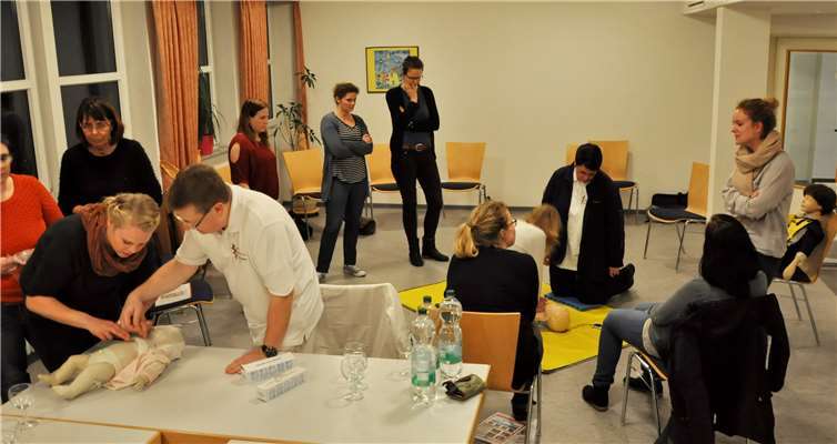 Die Teilnehmer erlernten viele hilfreiche Handgriffe, es wurde jedoch auch zum Thema Unfallprävention informiert.  Caritasverband Rhein-Mosel-Ahr