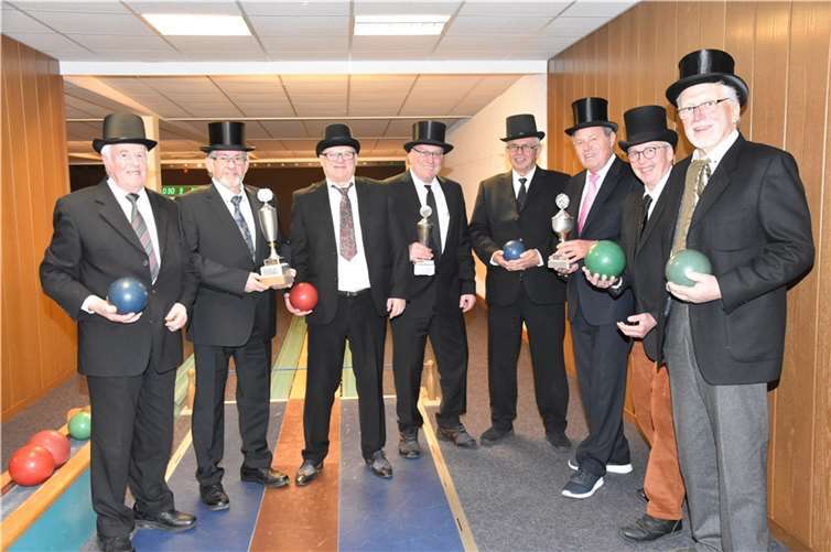 Die Teilnehmer erschienen in dunklen Anzügen, weißen Hemden mit Krawatten und Zylindern, um der langjährigen Tradition zu entsprechen. Foto: privat