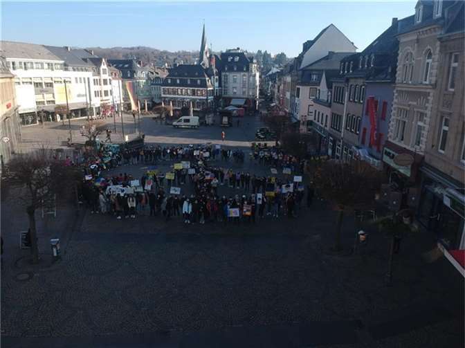 Die Teilnehmer formierten sich in Form des Friedenszeichens.