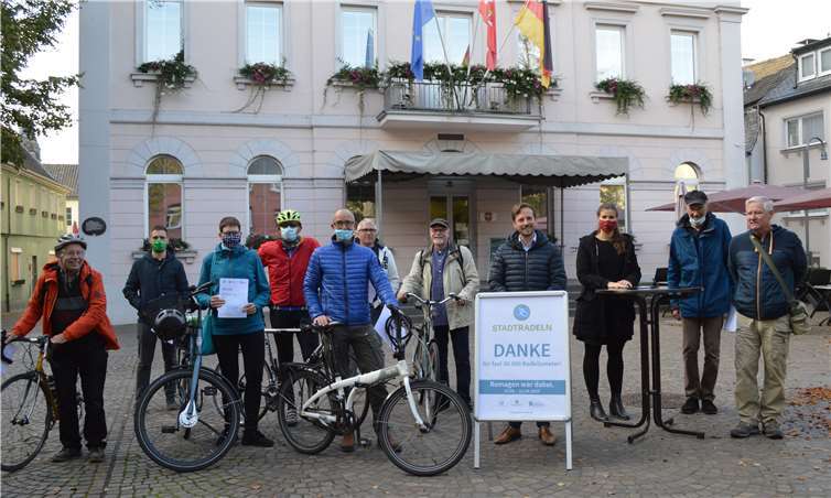 Die Teilnehmer freuen sich mit Bürgermeister Björn Ingendahl und Chantal Zinke über die guten Ergebnisse.Fotos: AB