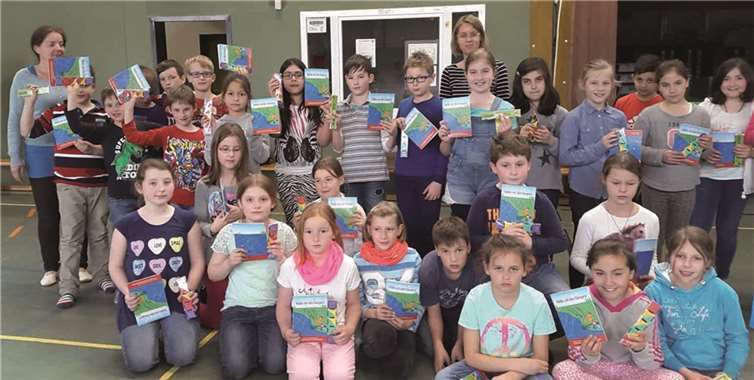 Die Teilnehmer freuen sich über das erfolgreiche Abschneiden beim Känguru-Wettbewerb. privat