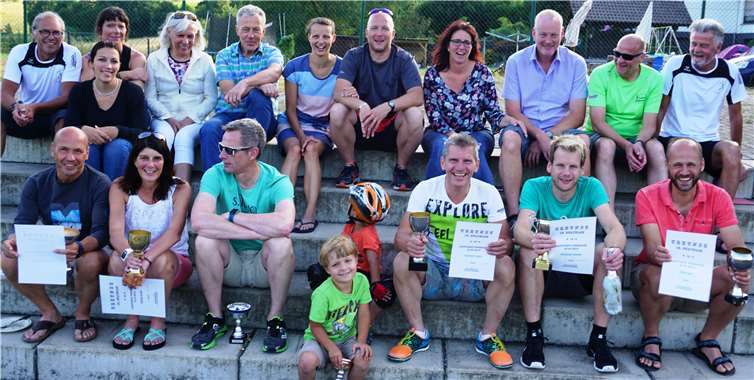 Die Teilnehmer freuten sich über Urkunden und Pokale: (v.l.) Gerd Scholze (4.Pl.), Heike Blum (1. Pl.), Martin Blum (5. Pl.), Joachim Best (3. Pl.), Michael Hoben (1. Pl.) Sven Dau (2. Pl.). Lauftreff Puderbach