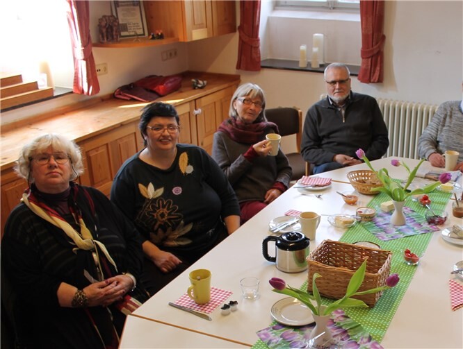 Die Teilnehmer genießen ein französisches Frühstück, mit einer munteren Unterhaltung auf Französisch. privat