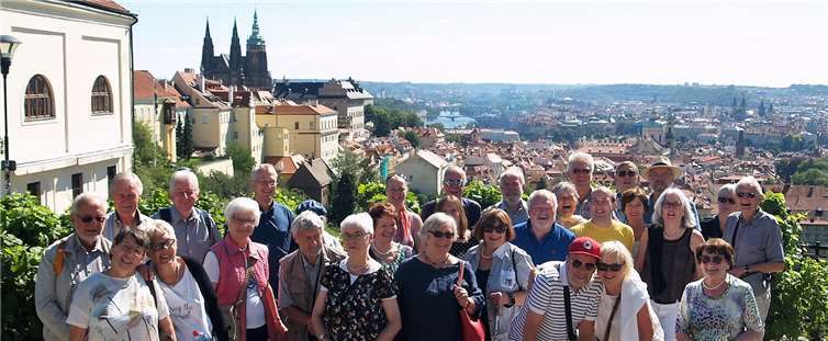 Die Teilnehmer genossen den Blick von der Prager Burg auf die Stadt mit der Moldau.privat