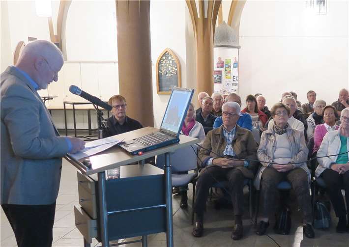 Die Teilnehmer hörten dem Referenten gespannt zu.privat