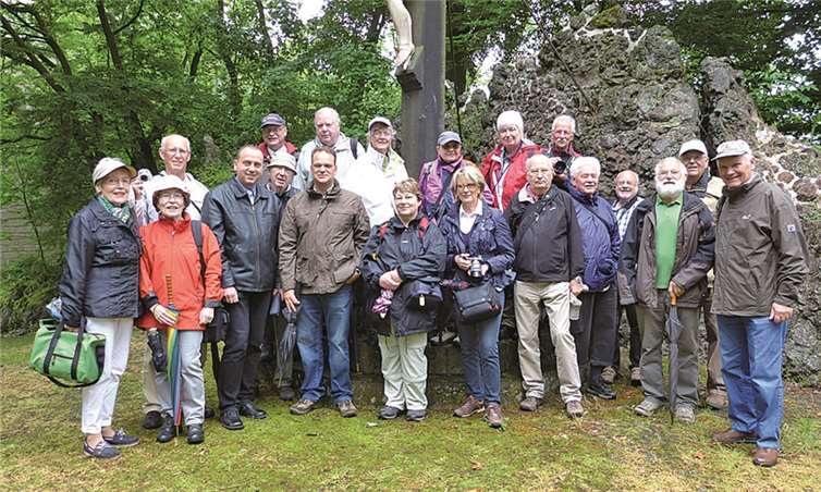 Die Teilnehmer in Kempenich mit Verbandsgemeindebürgermeister Johannes Bell und Oliver Schüller vom Heimatverein (vorne, 3. und 4. v. l.). privat