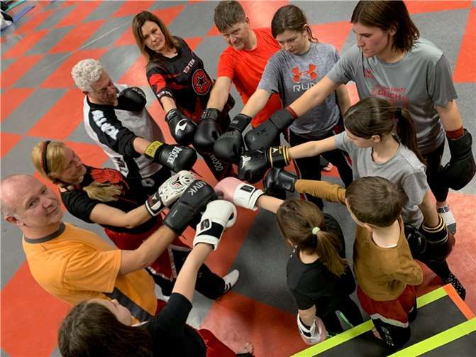 Die Teilnehmer können sich auf ein Programm freuen, das Ausdauer und Muskelaufbau, Dehnungsübungen, effektiven Stressabbau durch Sparring-Training und einen respektvollen Umgang miteinander umfasst.  Foto: SG e.V. Niederbreitbach
