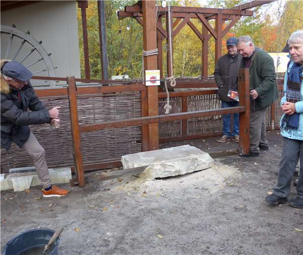 Die Teilnehmer konnten auch den Nachbau einer antiken Säge testen.