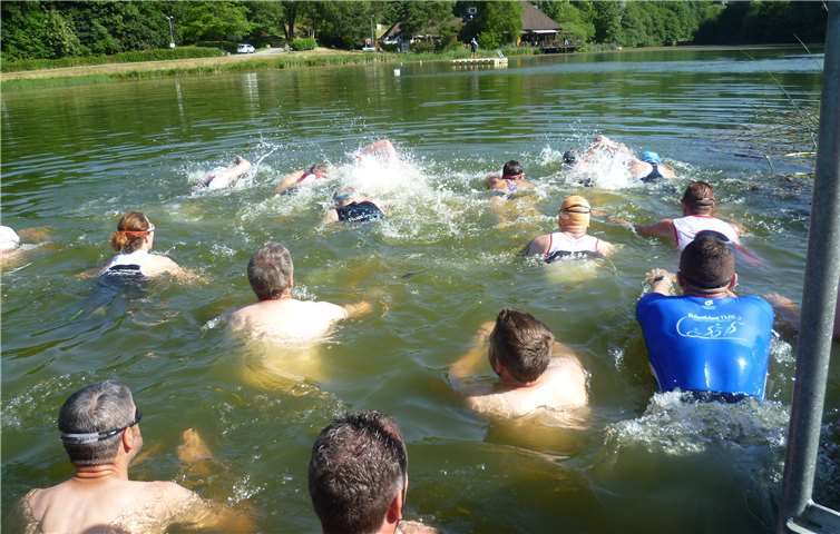 Die Teilnehmer kurz nach dem Start im Riedener Waldsee.Foto: LG Laacher See