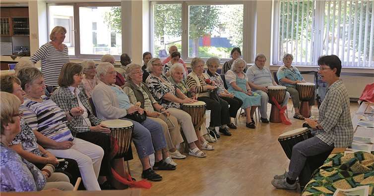 Die Teilnehmer lernten das Musizieren Afrikas, um den Gottesdienst damit untermalen zu können. privat