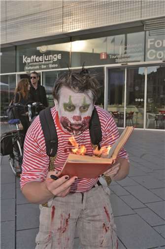 Die Teilnehmer ließen sich viele Dinge für ihre Rollen als Zombies einfallen.