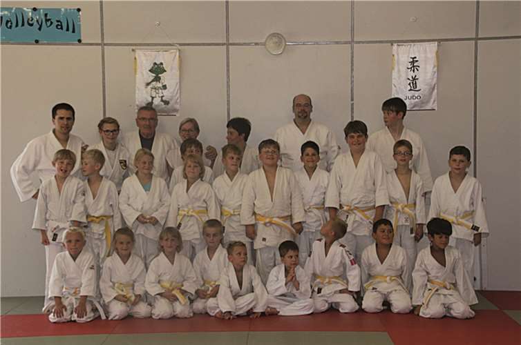 Die Teilnehmer mit Prüfer Kurt Weber (3.v.hinten/links). Presse JCN