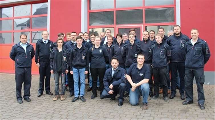 Die Teilnehmer mit dem Kreisfeuerwehrinspektor und den Ausbildern vor dem Gerätehaus Dieblich.Privat