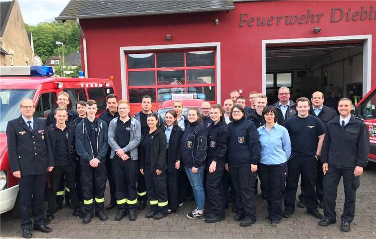 Die Teilnehmer mit dem Kreisfeuerwehrinspektor und den Ausbildern vor dem Gerätehaus Dieblich. Quelle: FFW Rhein Mosel