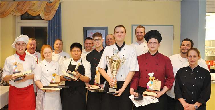 Die Teilnehmer mit den Juroren. Christopher Kahlert mit dem Pokal konnte sich über den 1. Platz freuen. AB