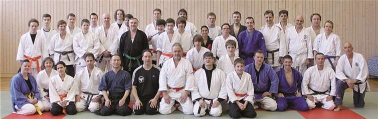 Die Teilnehmer mit den zwei Neuwiedern Thomas Stein und Benjamin Barkow v.knieend 3./ 4. v.re.privat