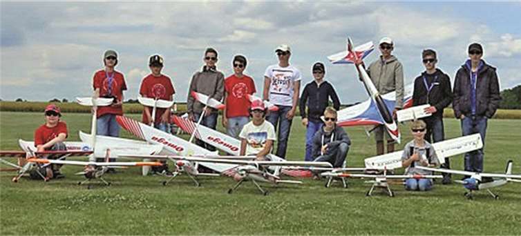 Die Teilnehmer mit ihren Modellen.privat