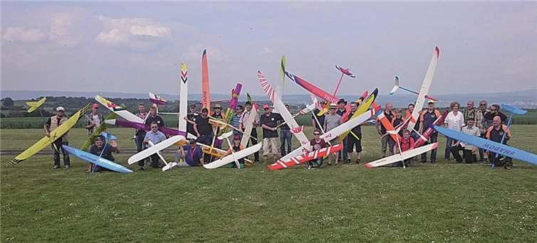 Die Teilnehmer mit ihren Modellflugzeugen.privat