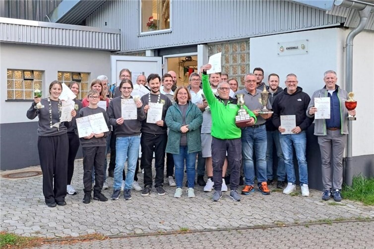 Die Teilnehmer mit ihren Urkunden und Pokalen. Foto: privat