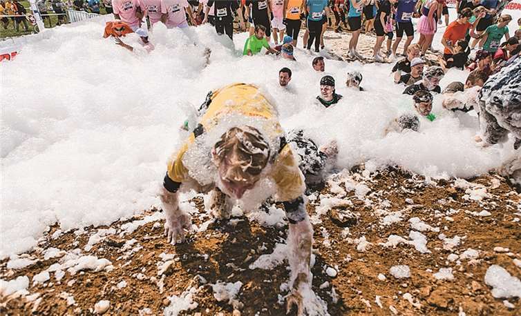Die Teilnehmer mussten sich durch aufeinanderfolgende Becken mit eiskaltem Wasser, Schaum und Schlamm kämpfen.privat