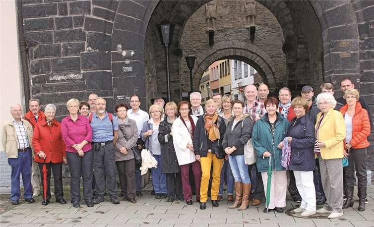 Die Teilnehmer nach der Führung durch Andernach vor dem Rheintor. privat