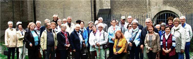 Die Teilnehmer nahmen das Kölner Bauwerk genau unter die Lupe. Foto: privat