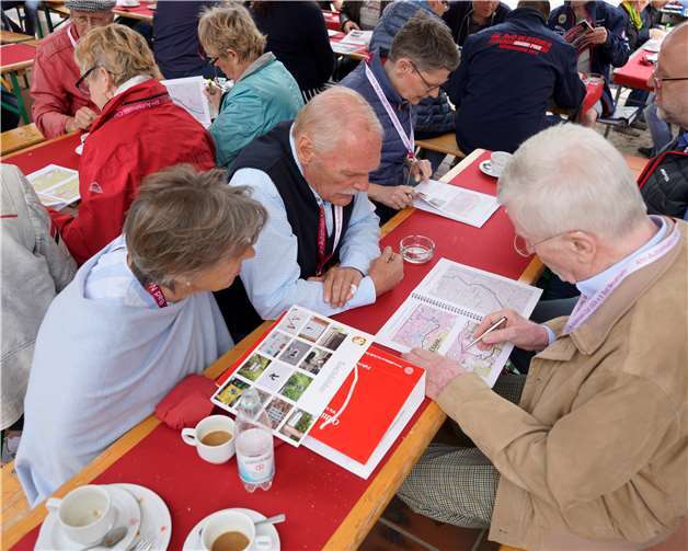 Die Teilnehmer planen ihre Route durch die Eifel.Fotos: KG
