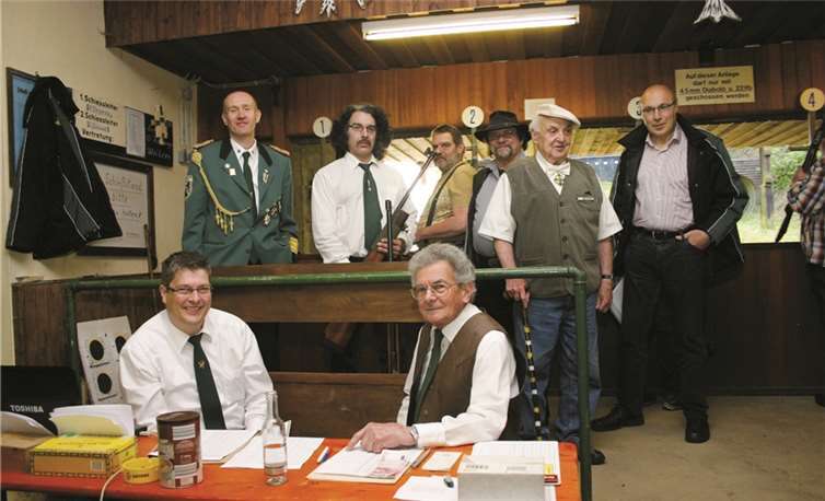 Die Teilnehmer schossen auf Geldadler sowie auf Schnapsadler, die mit sechs Preisen bestückt waren. -RÜ-