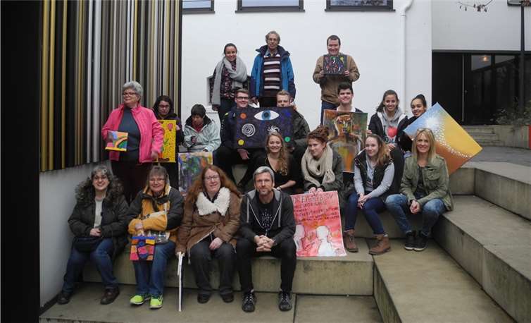 Die Teilnehmer setzten sich für ein Erinnerungsfoto zusammen.privat