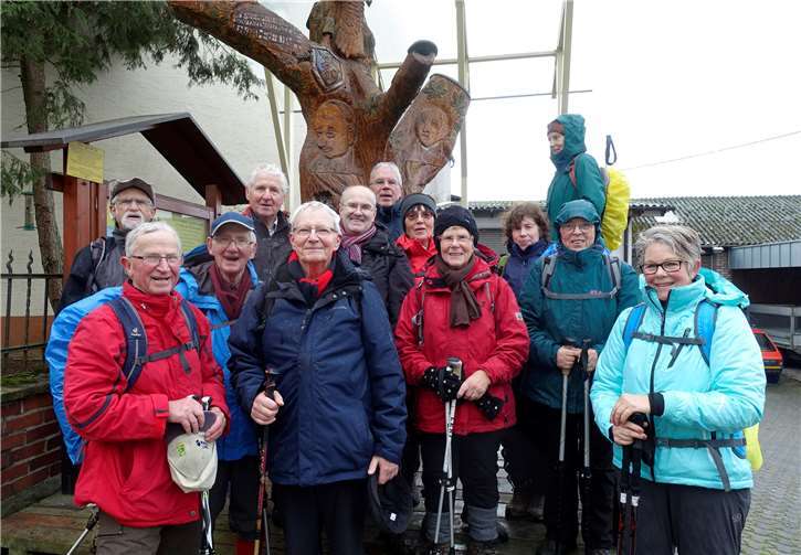 Die Teilnehmer stellten sich trotz Regen gut gelaunt für ein Gruppenbild auf.privat