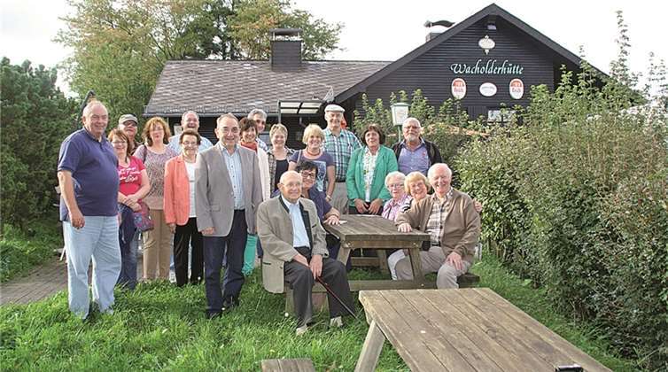 Die Teilnehmer stellten sich vor der Wabelsberger Wacholderhütte zu einem Foto zusammen.privat
