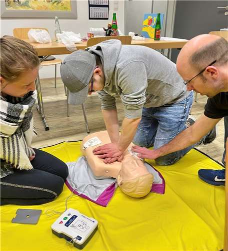 Die Teilnehmer üben Erste Hilfe.  Foto: Fabian Weißenfels