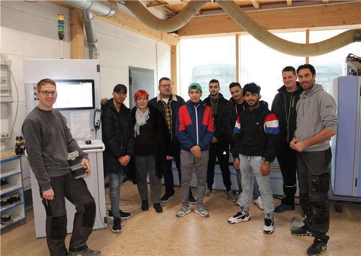 Die Teilnehmer und Anleiter vom Projekt JuAHR besuchten die Holzwürmer in Dernau. Maik Rönnefarth (r.) führte die Besucher durch die Werkstätten der Schreinerei.Foto: privat
