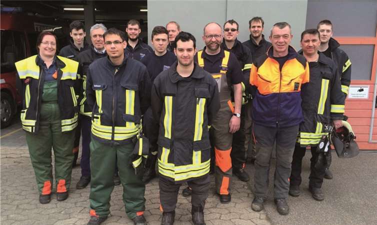 Die Teilnehmer und Ausbilder des Motorsägenlehrgangs der regionalen Feuerwehren.privat