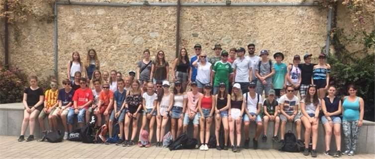 Die Teilnehmer und Betreuer der Spanienfreizeit 2017 während einer kurzen Pause auf dem Marktplatz in Callela. Privat