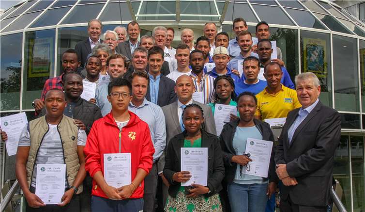 Die Teilnehmer und Teilnehmerinnen der internationalen Gruppe aus elf Nationen empfingen ihre Zertifikate. Foto: Daniel Gutendorf