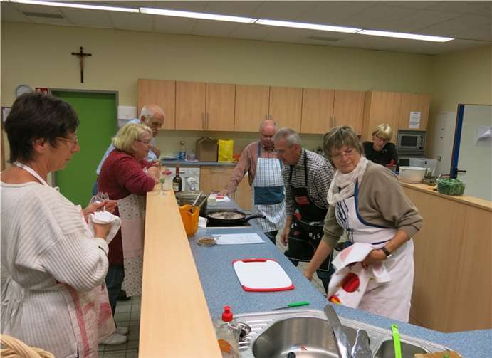 Die Teilnehmer und Teilnehmerinnen hatten viel Spaß beim Kochkurs. privat