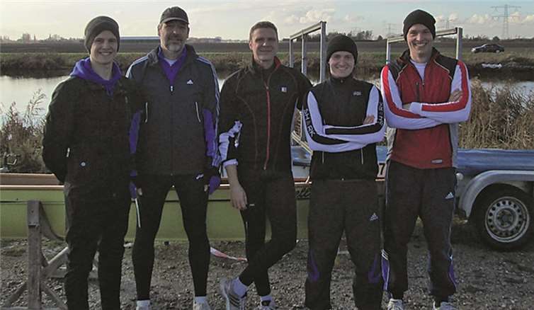 Die Teilnehmer: (v. l) Steuermann Marco Seibert, Jochen Seibert, Frank Marxen, Jens Dorfner und Oliver Boos. Privat