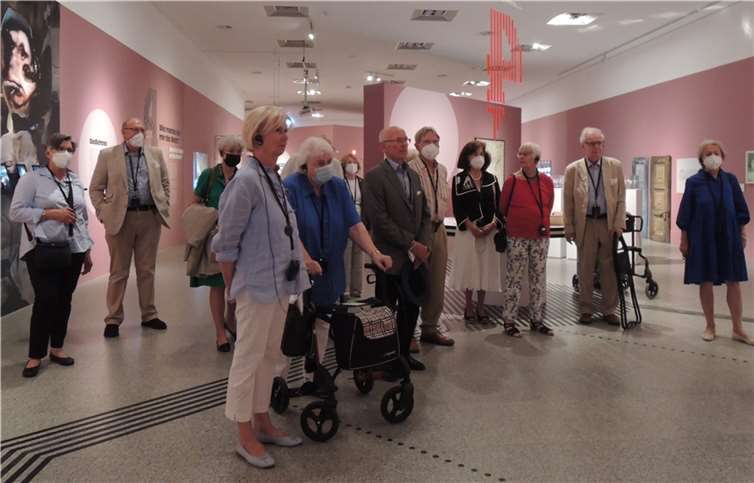 Die Teilnehmer verfolgen aufmerksam über Kopfhörer die Erläuterungen. Foto: privat