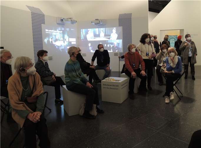 Die Teilnehmer verfolgten über Kopfhörer aufmerksam den Ausführungen des Historikers.  Foto: privat