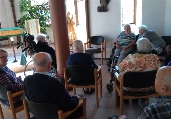 Die Teilnehmer versammelten sich um die Statue der Gottesmutter. Foto: privat