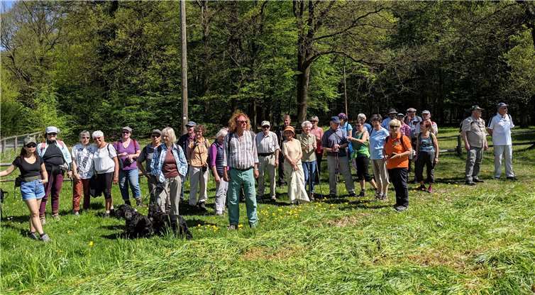 Die Teilnehmer vor „Osterwiese“ auf der die Eier versteckt worden waren. Fotos: privat