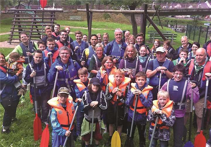 Die Teilnehmer vor dem Besteigen der Kanus. privat