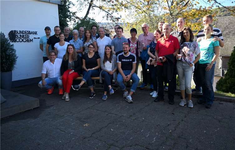 Die Teilnehmer vor dem Bundesbankbunker in Cochem.privat