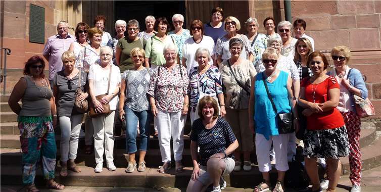 Die Teilnehmer vor dem Dom St. Peter in Worms. Foto: privat