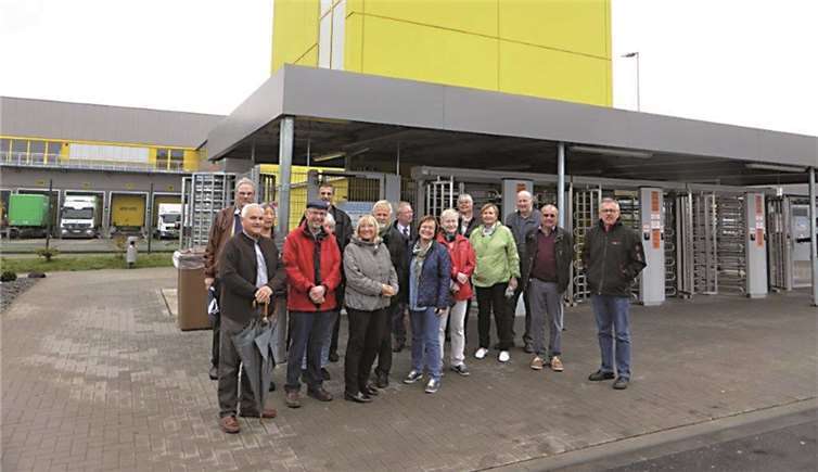 Die Teilnehmer vor dem Eingang von Amazon.privat