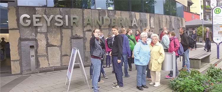Die Teilnehmer vor dem Erlebniszentrum Geysir Andernach. privat