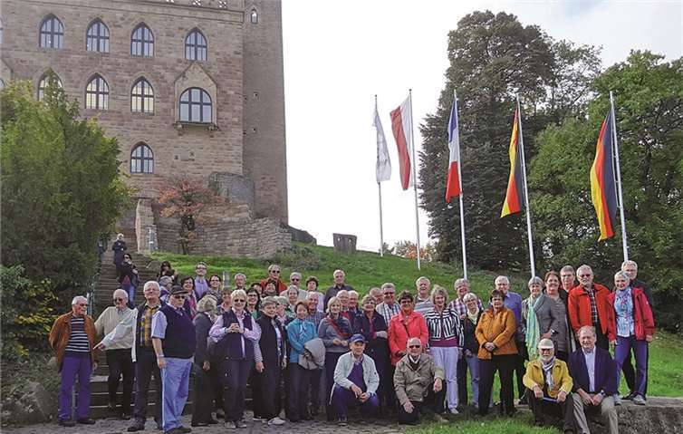 Die Teilnehmer vor dem Hambacher Schloss. privat