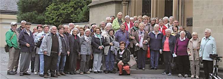 Die Teilnehmer vor der Apollinariskirche in Remagen. privat